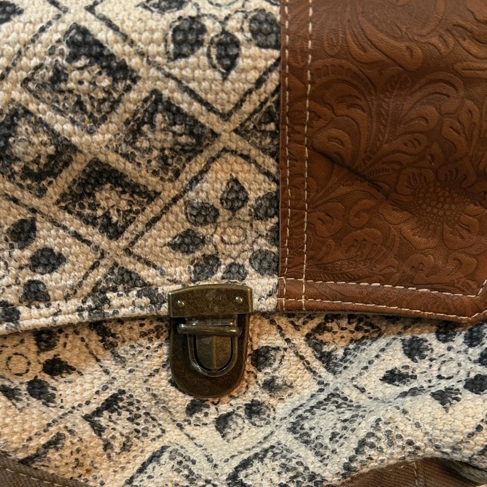 Spell Bound Messenger Bag in Olive green and Leather - Picture 6 of 16